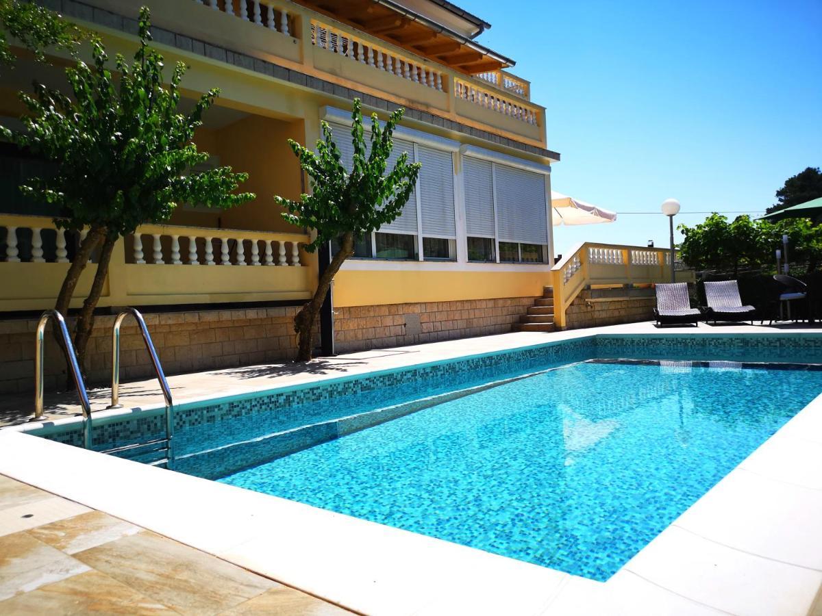 Apartments With A Swimming Pool Banjol, Rab - 11382 Exterior photo